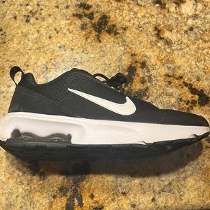 Black Nike AIRMAX tennis shoes
